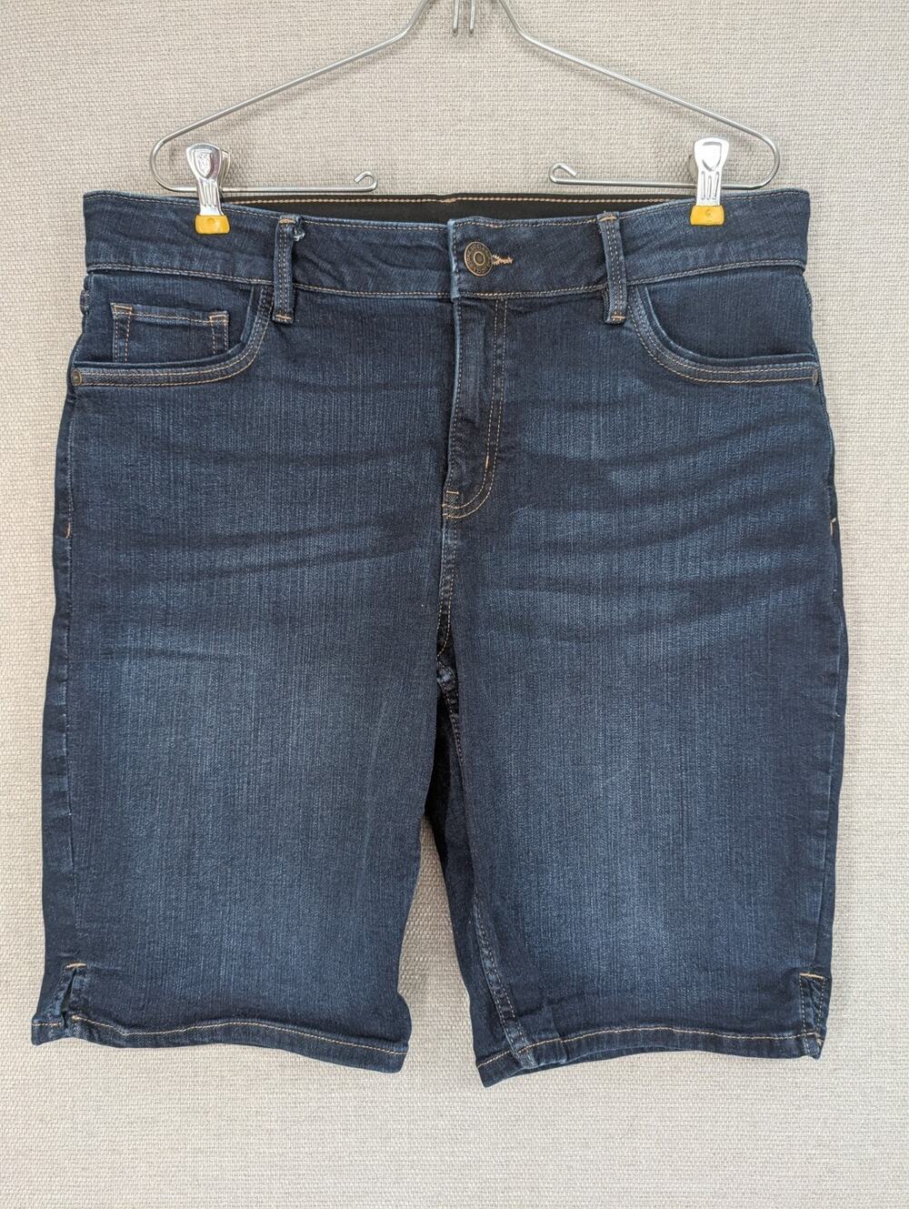 LIz Claiborne Sara Mid Rise Shorts Denim Blue Size 14 Stretch -0726E161
